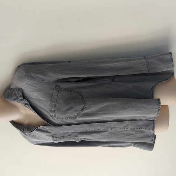 Anthropologie Cloth & Stone Split-Back Gray Chambray Buttondown - Picture 7 of 16